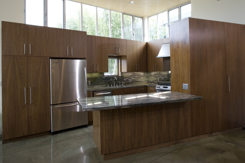 This is an example of a modern kitchen in Los Angeles with stainless steel appliances.