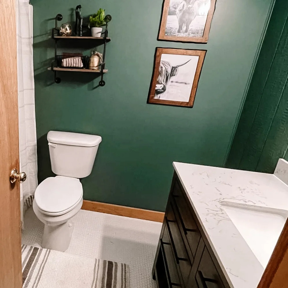 Kleines Uriges Duschbad mit dunklen Holzschränken, grüner Wandfarbe, Porzellan-Bodenfliesen, Unterbauwaschbecken, Quarzwerkstein-Waschtisch, weißem Boden, weißer Waschtischplatte, Einzelwaschbecken, freistehendem Waschtisch und Holzwänden in Chicago