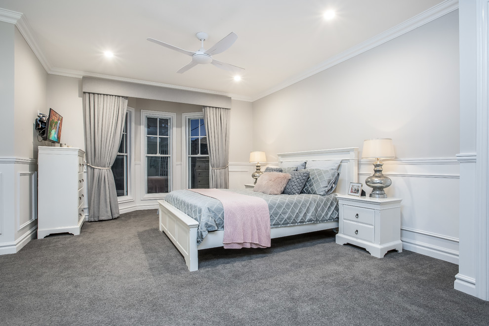 Стильный дизайн: большая хозяйская спальня в классическом стиле с бежевыми стенами, ковровым покрытием и серым полом - последний тренд