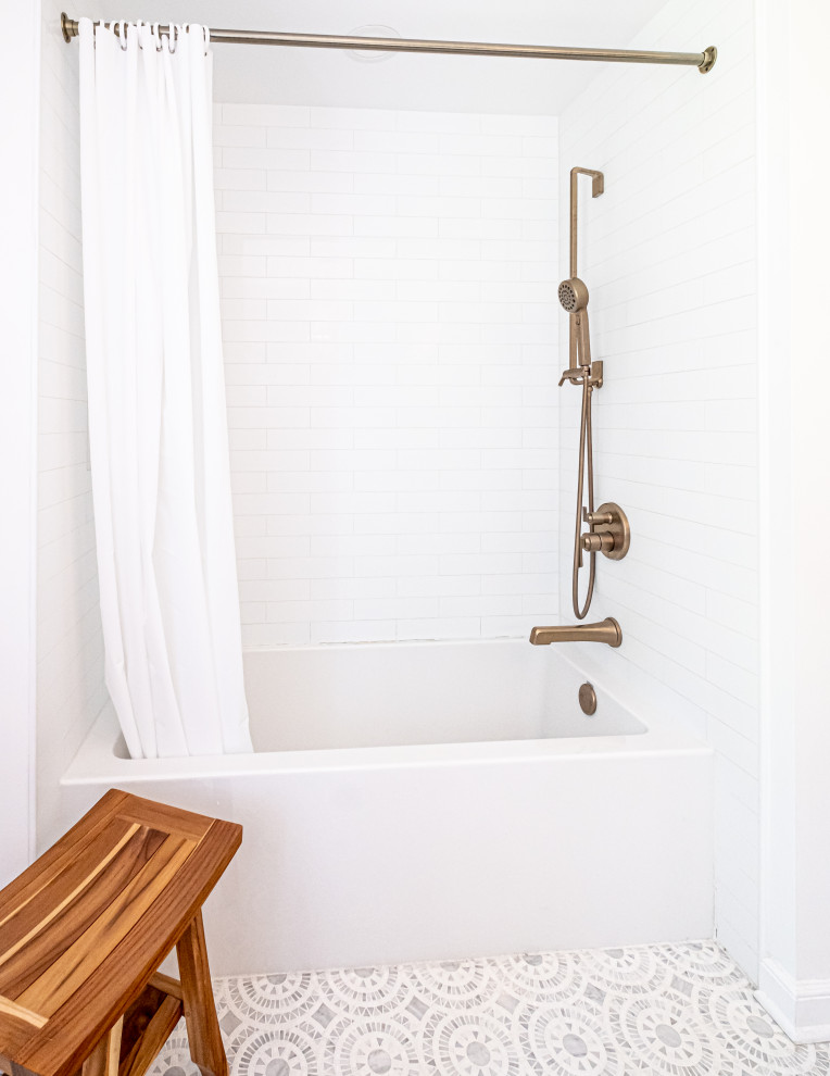 Идея дизайна: детская ванная комната среднего размера в классическом стиле с фасадами в стиле шейкер, синими фасадами, полновстраиваемой ванной, душем над ванной, унитазом-моноблоком, белыми стенами, мраморным полом, врезной раковиной, столешницей из искусственного кварца, белым полом, шторкой для ванной, белой столешницей, нишей, тумбой под две раковины и встроенной тумбой