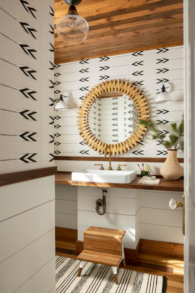 Diseño de cuarto de baño rústico con machihembrado