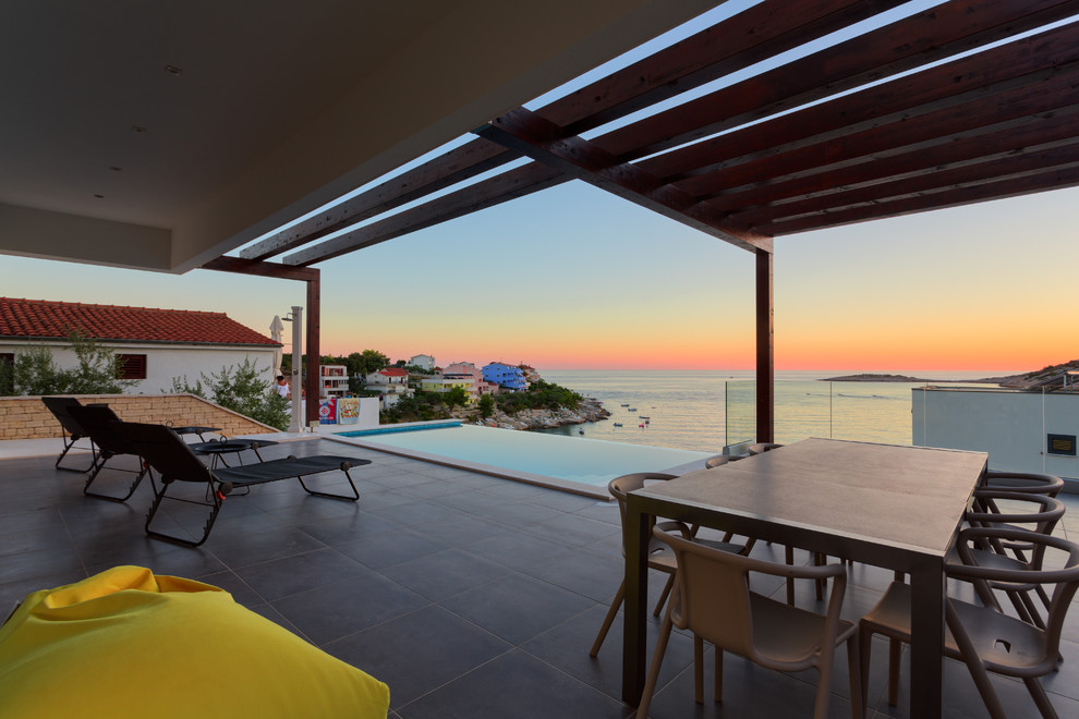 Geräumige, Geflieste Moderne Pergola hinter dem Haus mit Outdoor-Küche in München