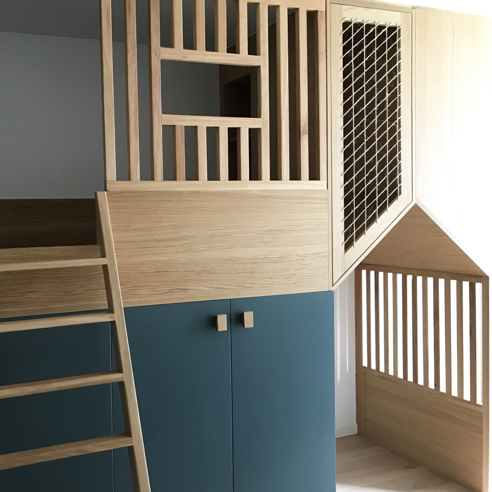 This is an example of a small scandi gender neutral toddler’s room in Rennes.