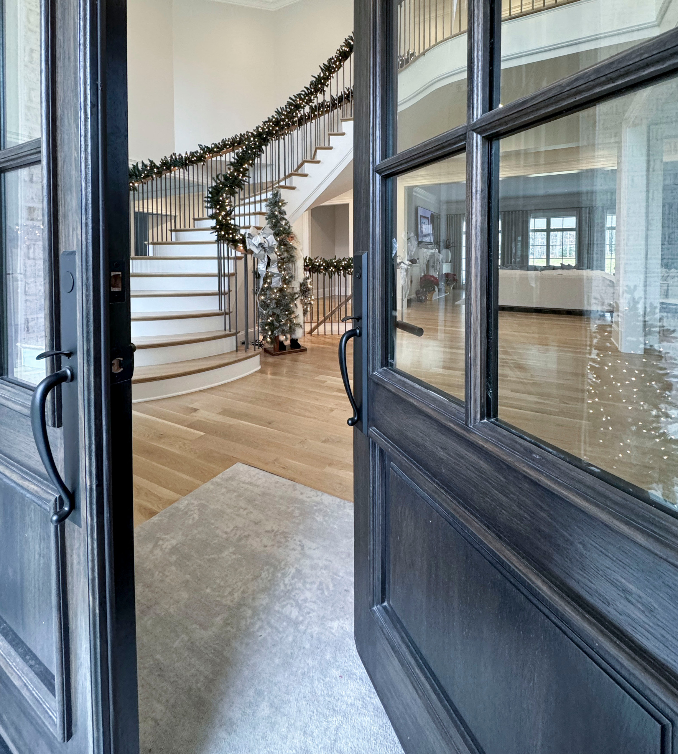 116_Elegant & Eye-catching Curved Staircase, Leesburg VA 20175
