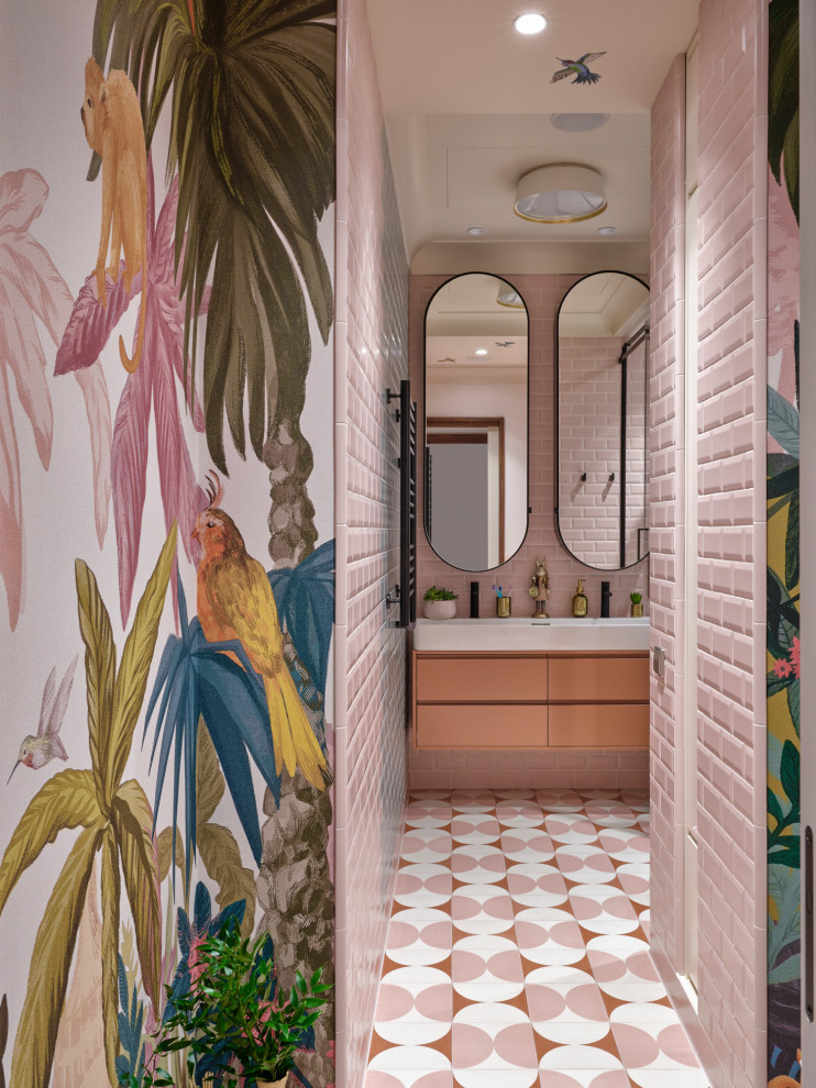 Ejemplo de cuarto de baño doble y flotante bohemio extra grande con armarios con paneles lisos, puertas de armario naranjas, baldosas y/o azulejos rosa, lavabo de seno grande, suelo multicolor y papel pintado