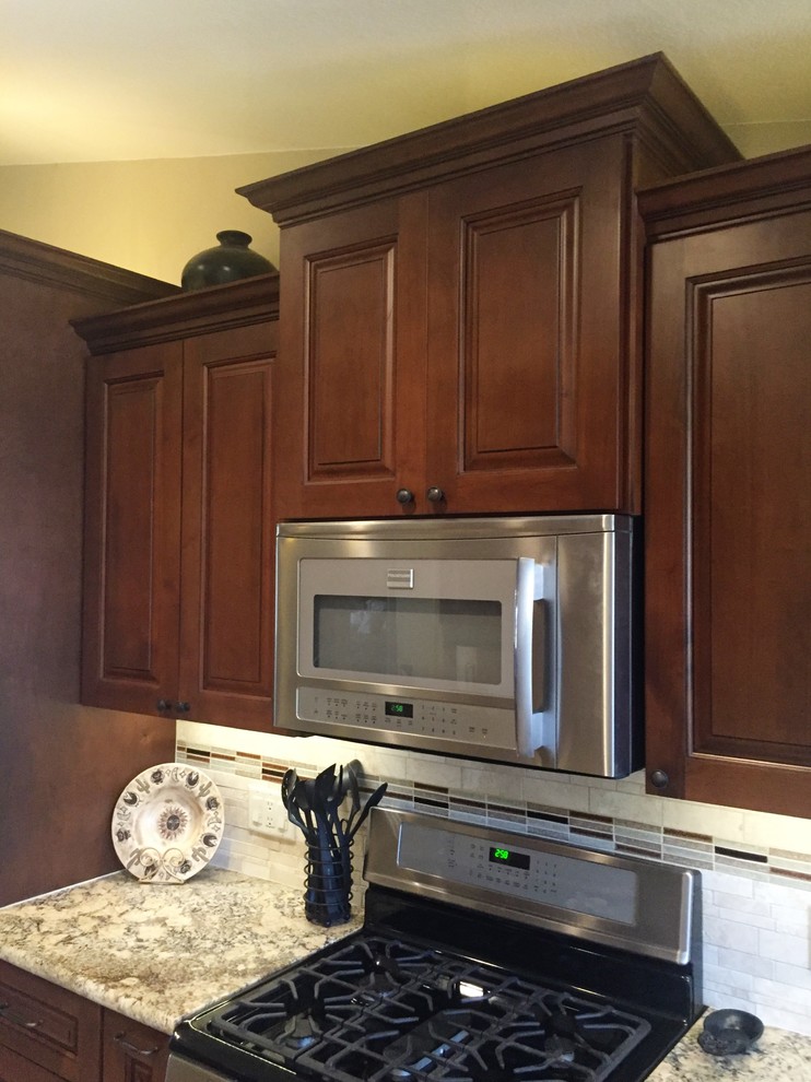 Example of a transitional kitchen design in Phoenix