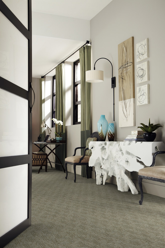 Example of a transitional hallway design in Austin
