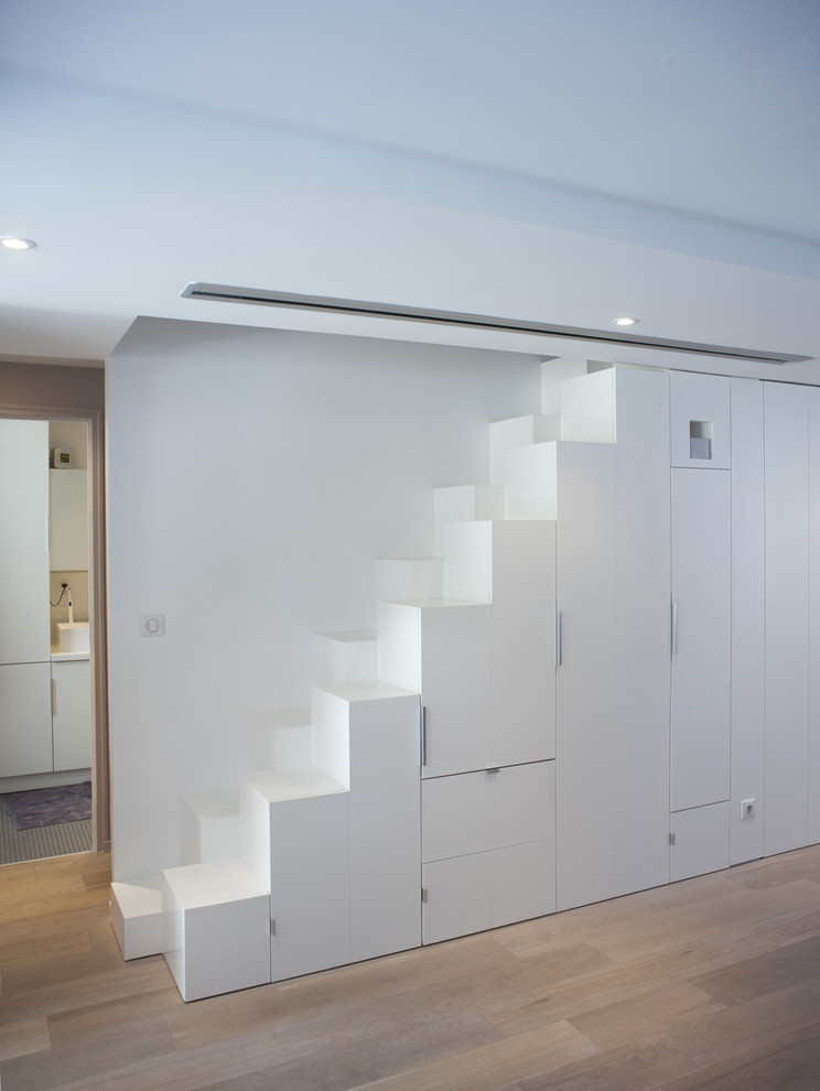 Mid-sized contemporary wood straight staircase in Nantes with wood risers.