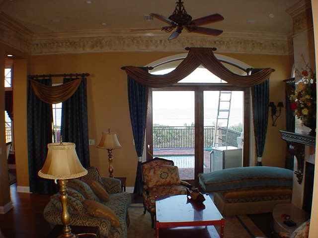 Home design - transitional home design idea in Orlando
