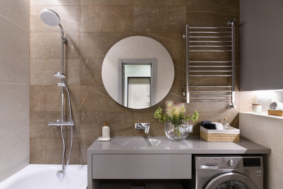 Inspiration för ett mellanstort funkis grå grått en-suite badrum, med släta luckor, grå skåp, brun kakel, keramikplattor, ett integrerad handfat, bänkskiva i akrylsten, ett badkar i en alkov, en dusch/badkar-kombination och med dusch som är öppen