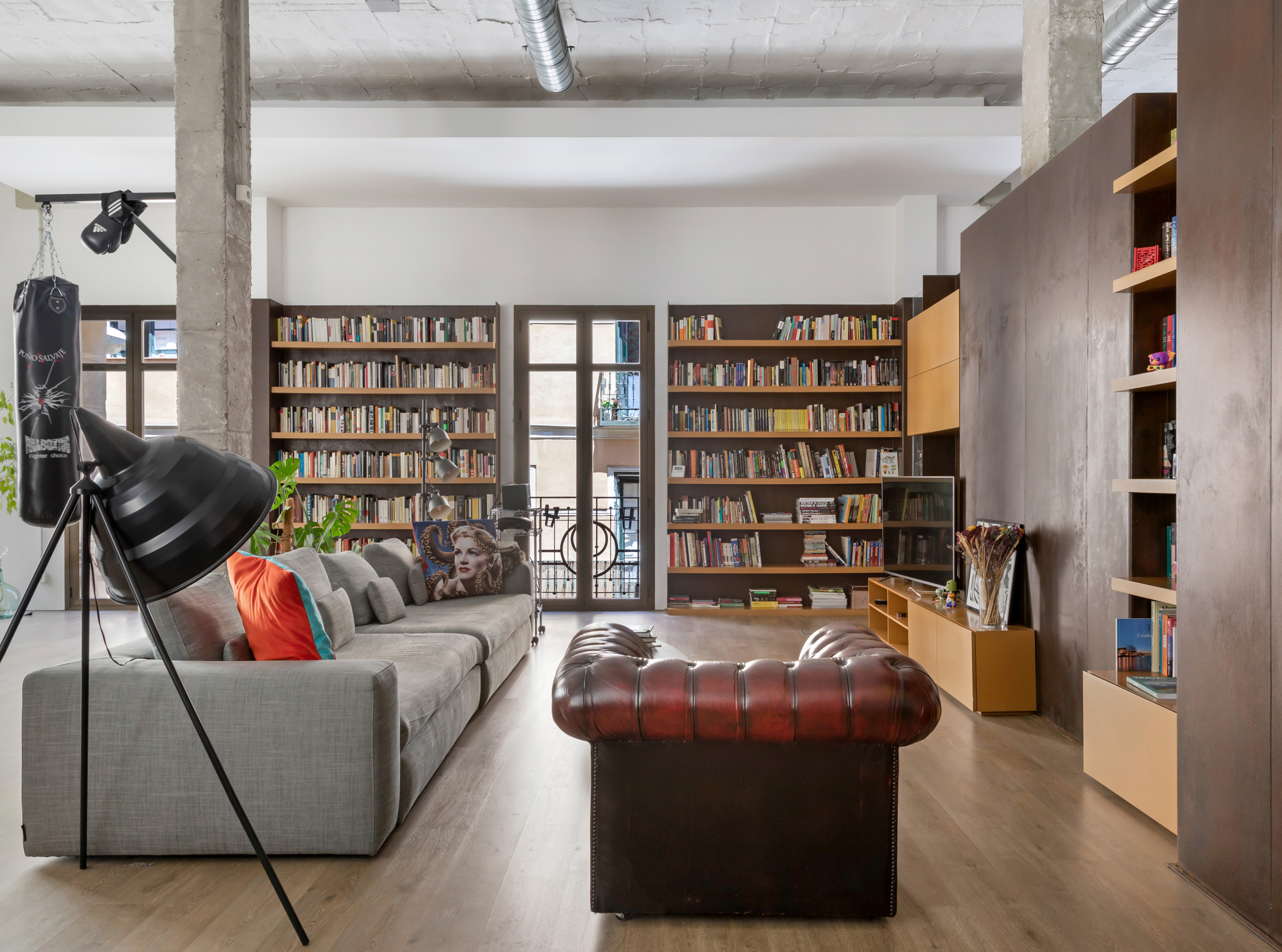 Vista desde el área de comedor hacia la fachada principal