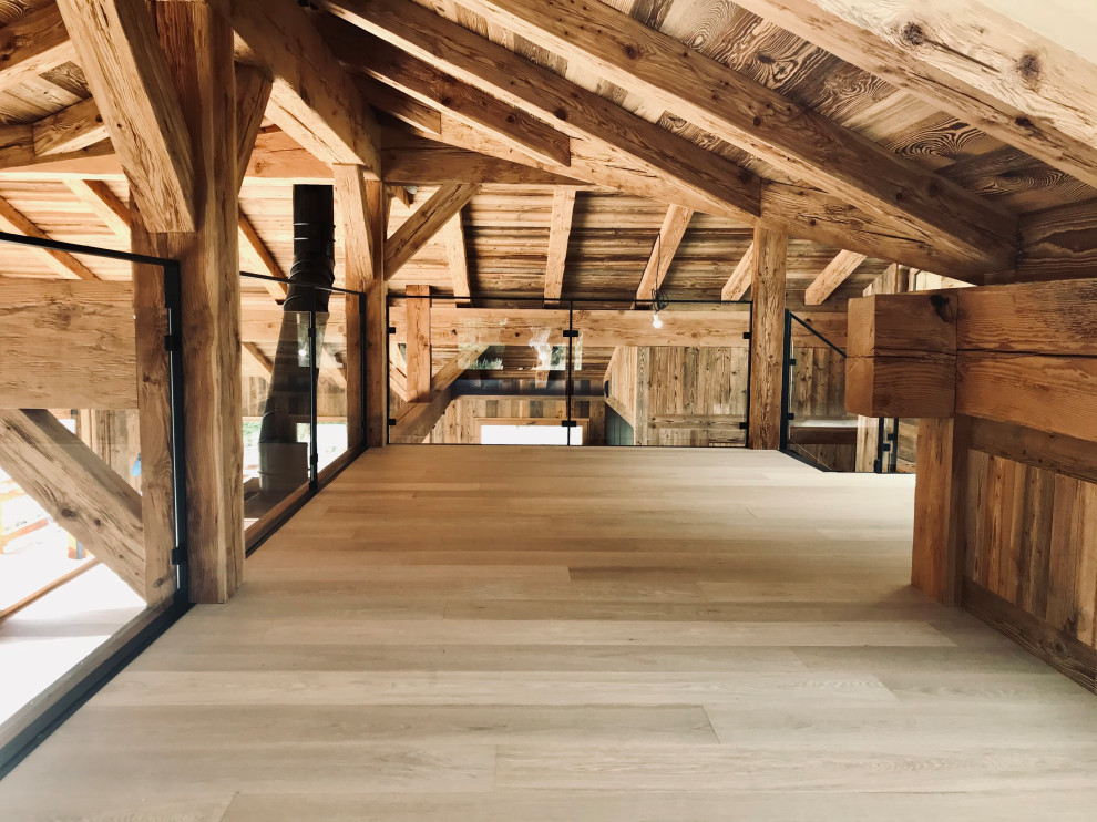 Großes Uriges Wohnzimmer im Loft-Stil mit beiger Wandfarbe, hellem Holzboden, beigem Boden, Holzdecke und Holzwänden in Lyon