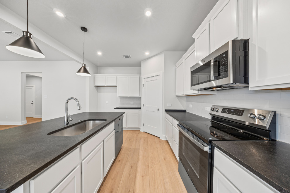 Example of a transitional kitchen design in Austin