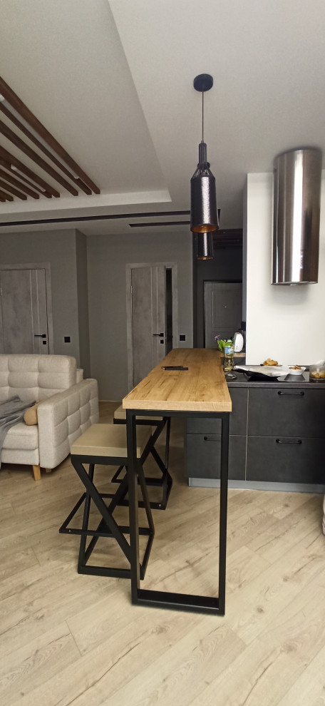 Современный интерьер с элементами лофта и сканди.