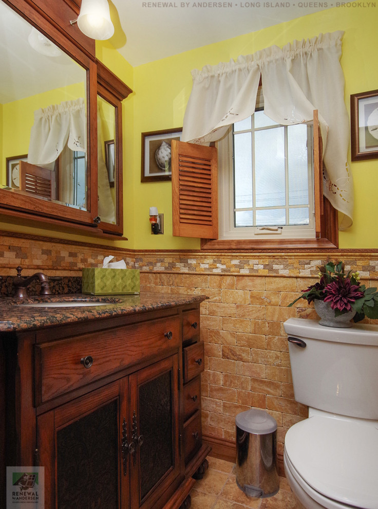 Aménagement d'une salle de bain en bois foncé de taille moyenne avec une baignoire en alcôve, WC séparés, un carrelage beige, un carrelage de pierre, un mur jaune, un sol en carrelage de céramique, un lavabo encastré, un plan de toilette en granite, un sol beige, un plan de toilette marron, meuble simple vasque, meuble-lavabo encastré et un plafond voûté.