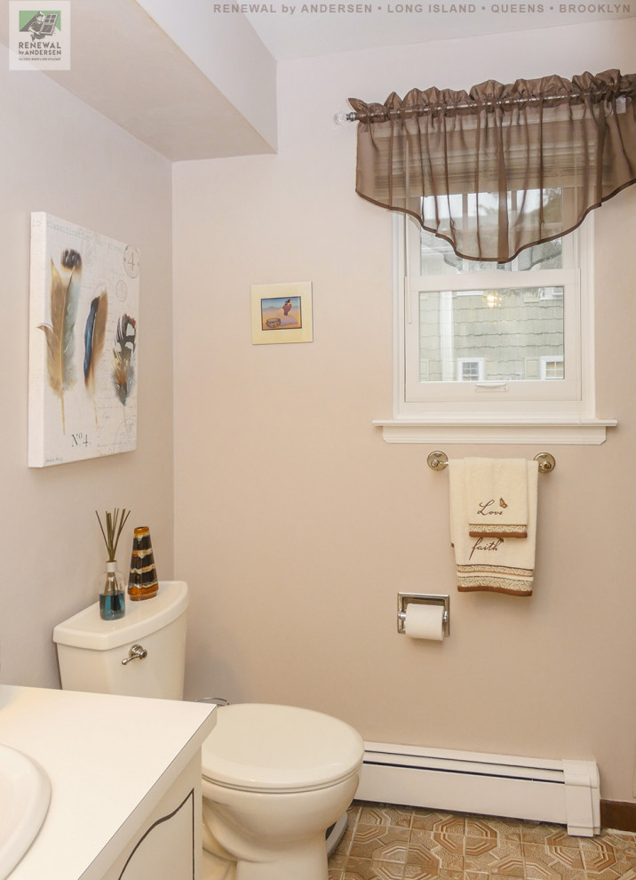 Стильный дизайн: ванная комната среднего размера с белыми фасадами, ванной в нише, душем над ванной, раздельным унитазом, белой плиткой, керамической плиткой, бежевыми стенами, полом из линолеума, накладной раковиной, столешницей из ламината, коричневым полом, шторкой для ванной, белой столешницей, тумбой под одну раковину, встроенной тумбой и сводчатым потолком - последний тренд