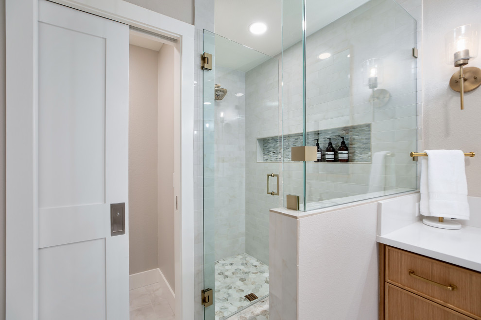 Exempel på ett mycket stort klassiskt vit vitt en-suite badrum, med möbel-liknande, skåp i ljust trä, ett fristående badkar, en dusch i en alkov, en toalettstol med hel cisternkåpa, vit kakel, porslinskakel, vita väggar, klinkergolv i porslin, ett undermonterad handfat, bänkskiva i kvarts, vitt golv och dusch med gångjärnsdörr