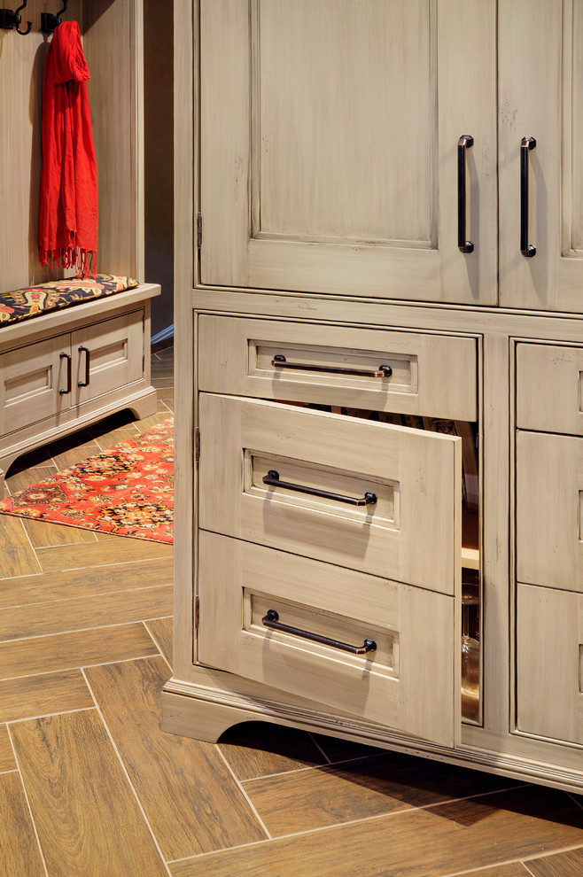 Example of a mid-sized transitional u-shaped porcelain tile eat-in kitchen design in Toronto with beaded inset cabinets and an island