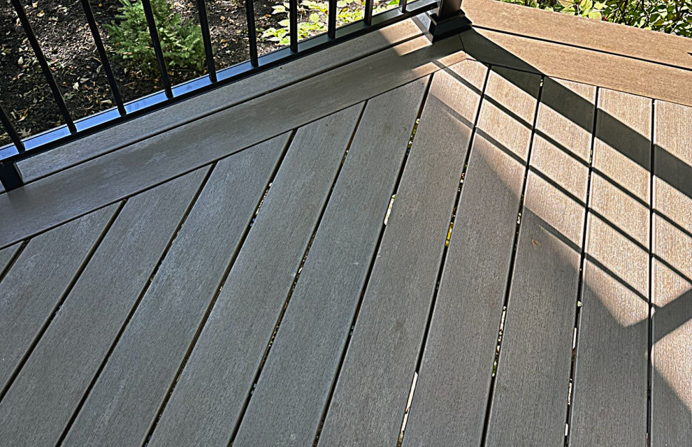 Inspiration for a mid-sized modern backyard metal railing deck remodel in Indianapolis