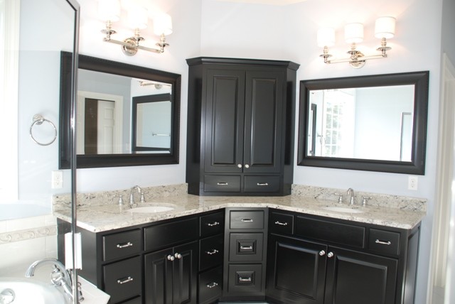 Example of a mid-sized transitional home design design in Richmond