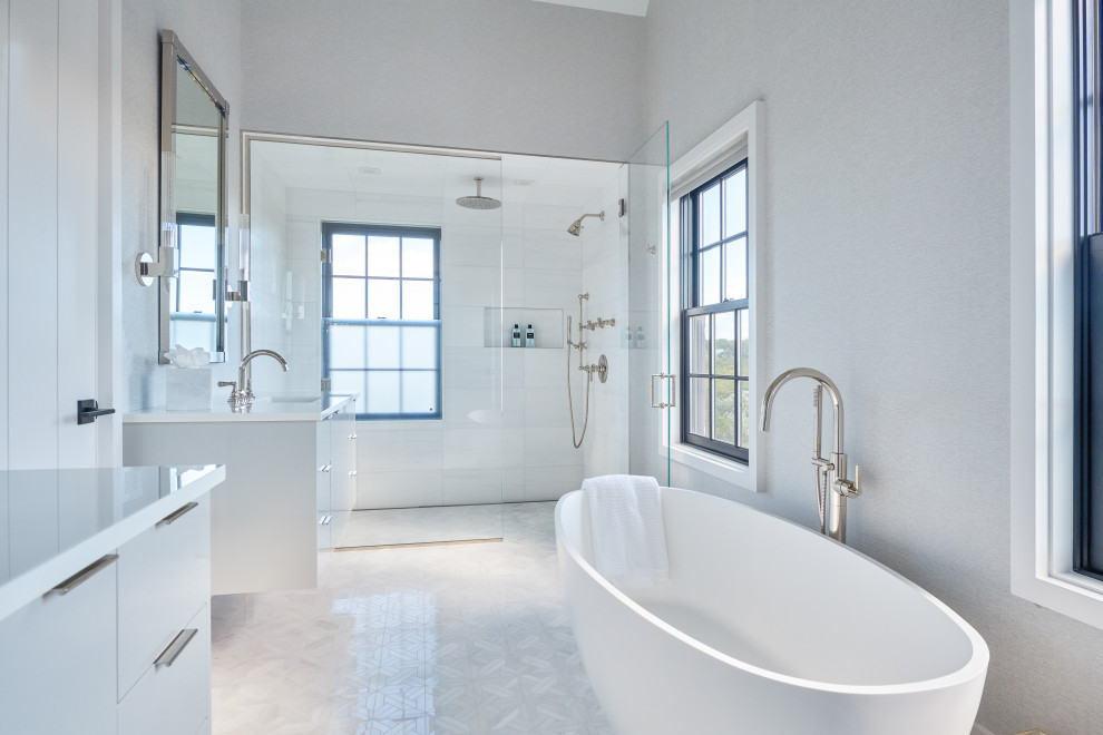 Пример оригинального дизайна: ванная комната в стиле модернизм с плоскими фасадами, белыми фасадами, отдельно стоящей ванной, душем без бортиков, серыми стенами, полом из керамогранита, врезной раковиной, столешницей из переработанного стекла, серым полом, душем с распашными дверями, белой столешницей, тумбой под две раковины и подвесной тумбой
