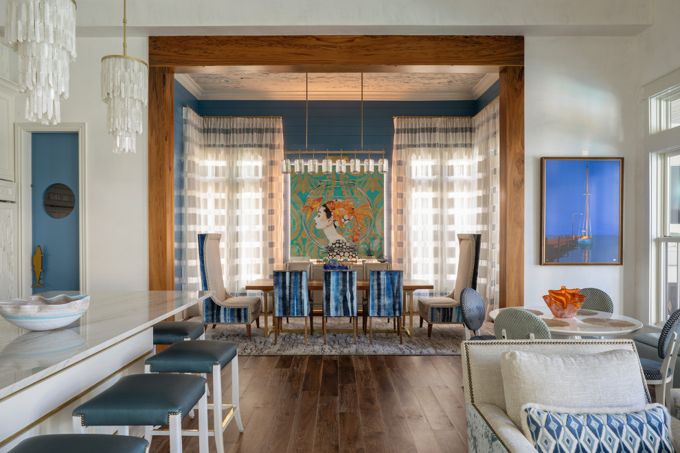 Esempio di una grande sala da pranzo aperta verso la cucina stile marino con pareti blu, pavimento in legno massello medio, pavimento marrone, soffitto in legno e pareti in perlinato