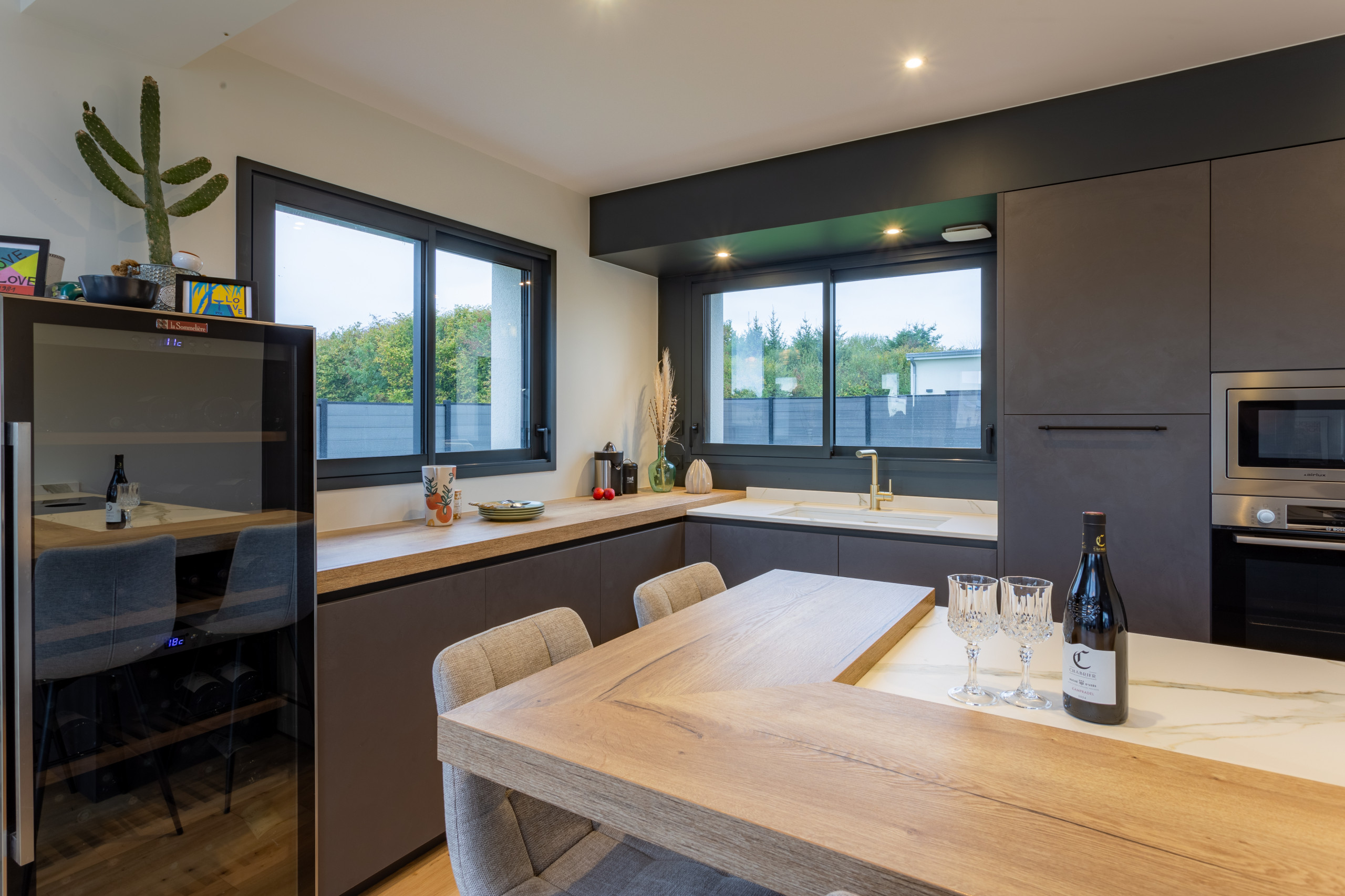 Création dune cuisine ouverte avec coin repas dans un pavillon contemporrain