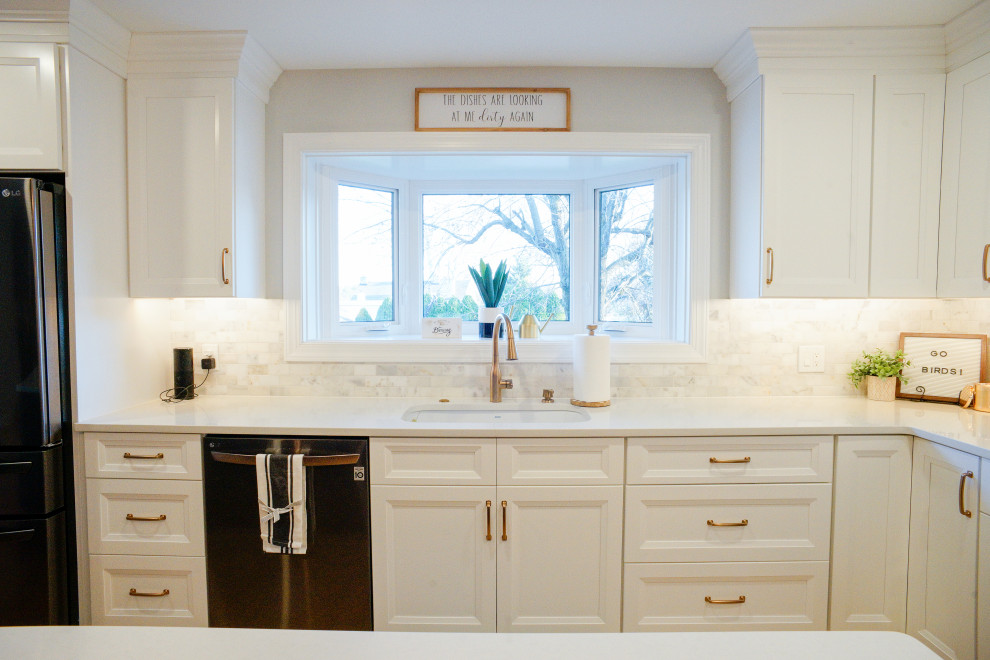 Exempel på ett klassiskt vit vitt kök och matrum, med luckor med infälld panel, vita skåp, bänkskiva i kvarts, grått stänkskydd, stänkskydd i marmor, ljust trägolv, en köksö och gult golv