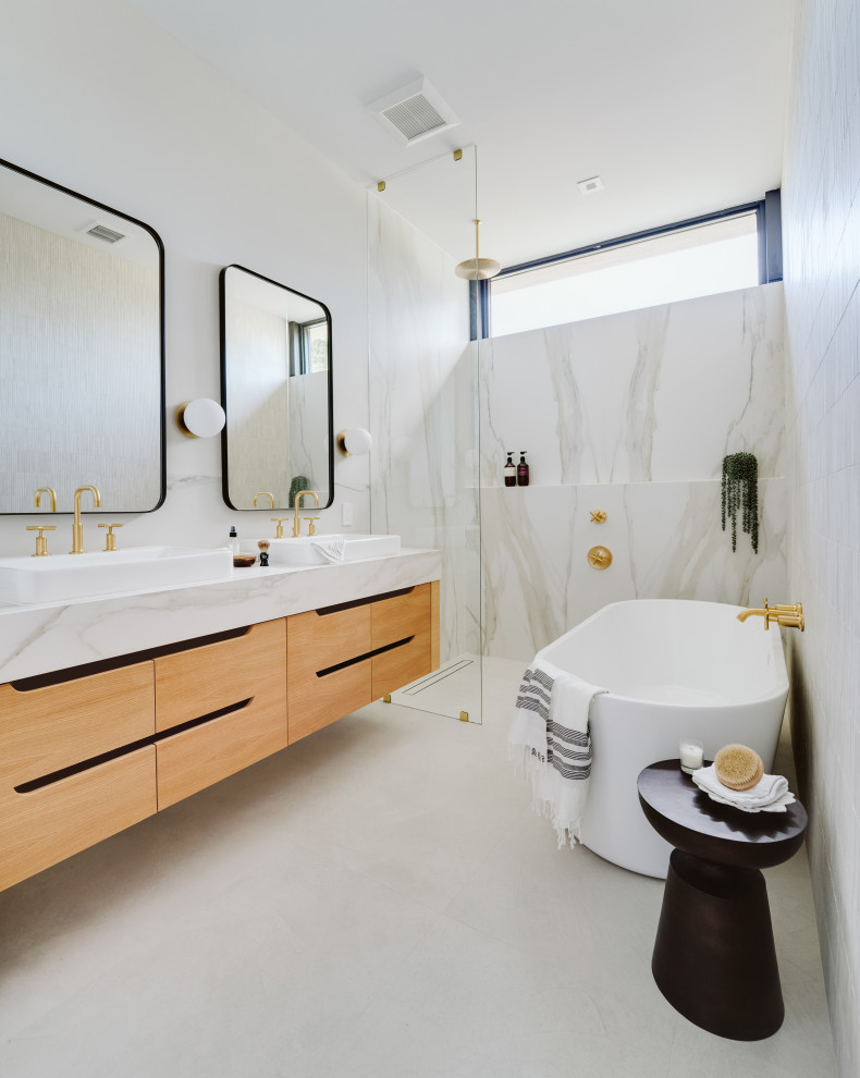 Foto de cuarto de baño flotante vintage con bañera exenta y combinación de ducha y bañera