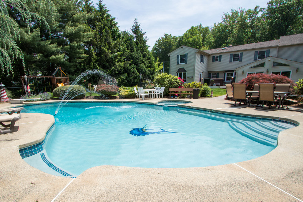 Example of a mid-sized transitional backyard kidney-shaped pool fountain design in Philadelphia