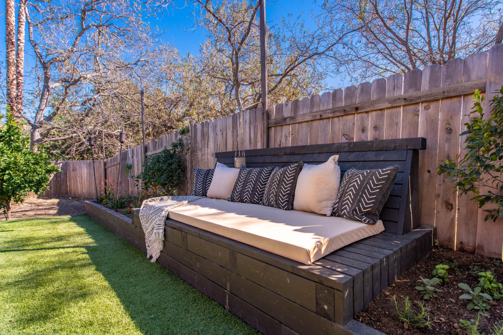 Свежая идея для дизайна: солнечный, летний засухоустойчивый сад среднего размера на заднем дворе в стиле ретро с высокими грядками, хорошей освещенностью, настилом и с деревянным забором - отличное фото интерьера