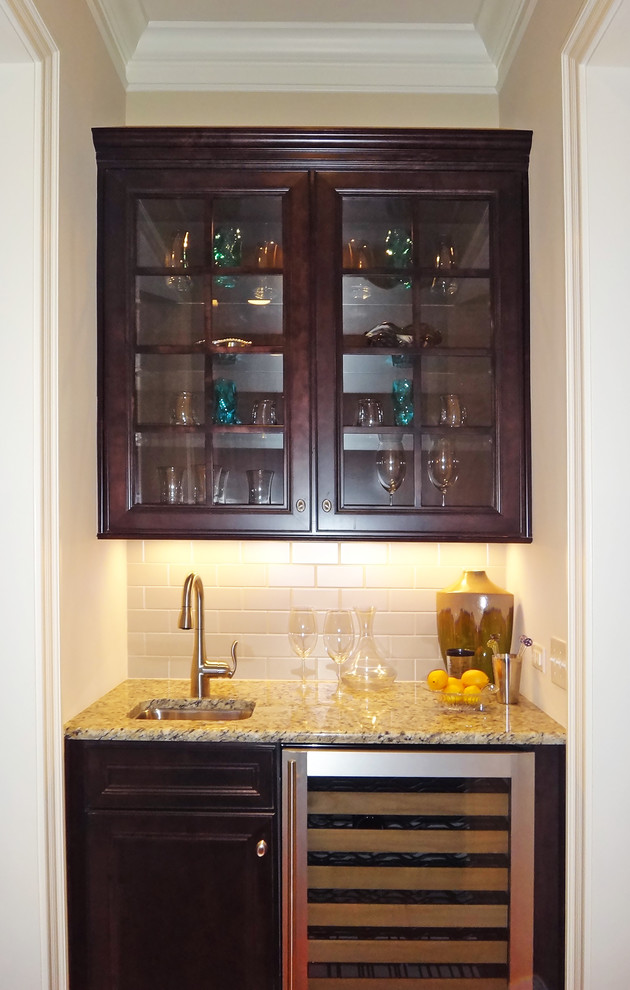 Example of a minimalist home design design in Tampa