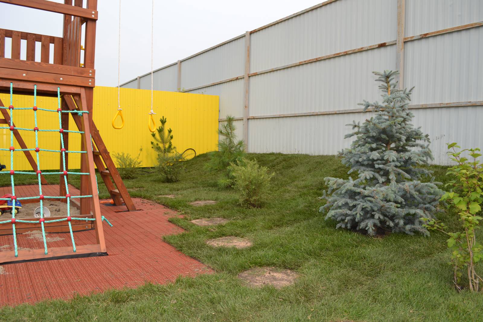 Минималистичный сад при таунхаусе