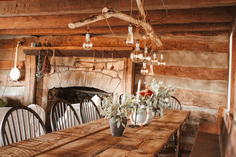 На фото: кухня-столовая в стиле кантри с темным паркетным полом, коричневым полом и балками на потолке
