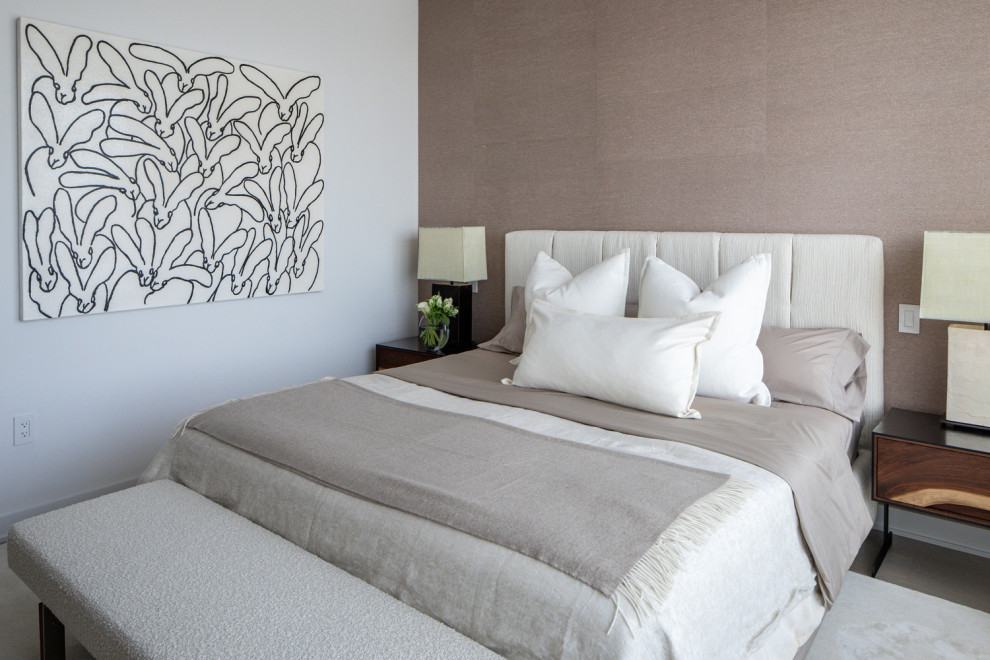Imagen de dormitorio principal contemporáneo de tamaño medio sin chimenea con paredes multicolor, suelo de madera en tonos medios y suelo multicolor