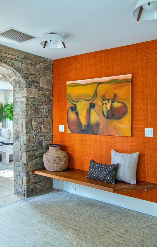На фото: маленький тамбур в стиле неоклассика (современная классика) с оранжевыми стенами, ковровым покрытием, одностворчатой входной дверью, белой входной дверью, серым полом и обоями на стенах для на участке и в саду с