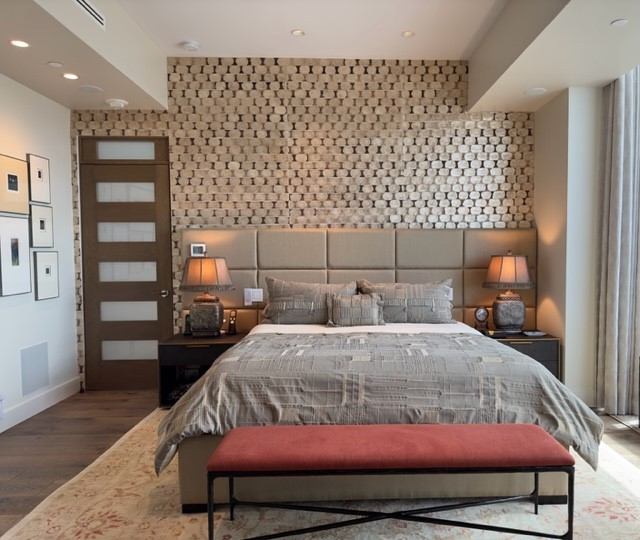 Mittelgroßes Asiatisches Hauptschlafzimmer mit weißer Wandfarbe, braunem Holzboden, braunem Boden und Tapetenwänden in Los Angeles