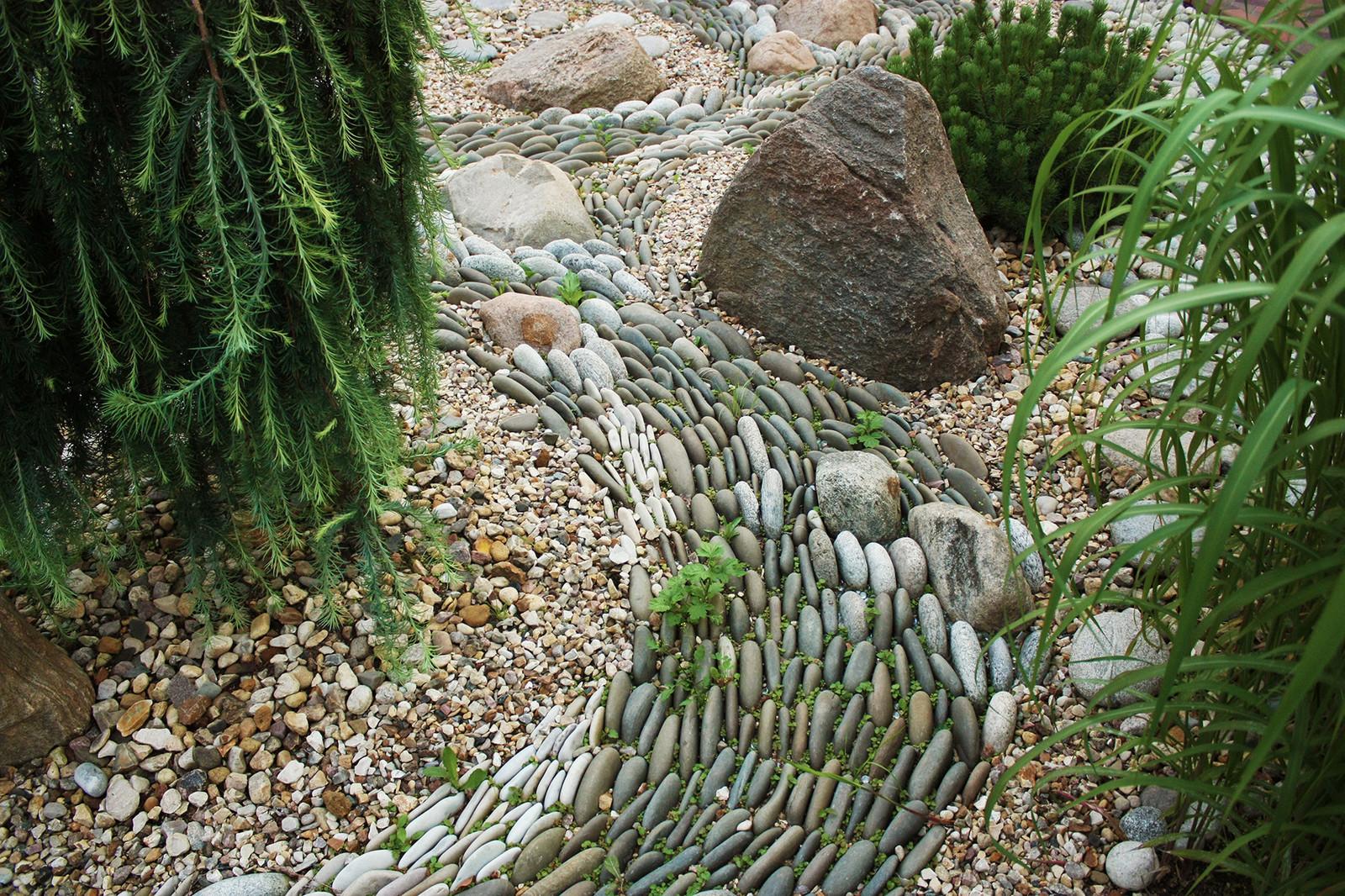 Ландшафтный дизайн участка с сухим ручьем в Боровском районе