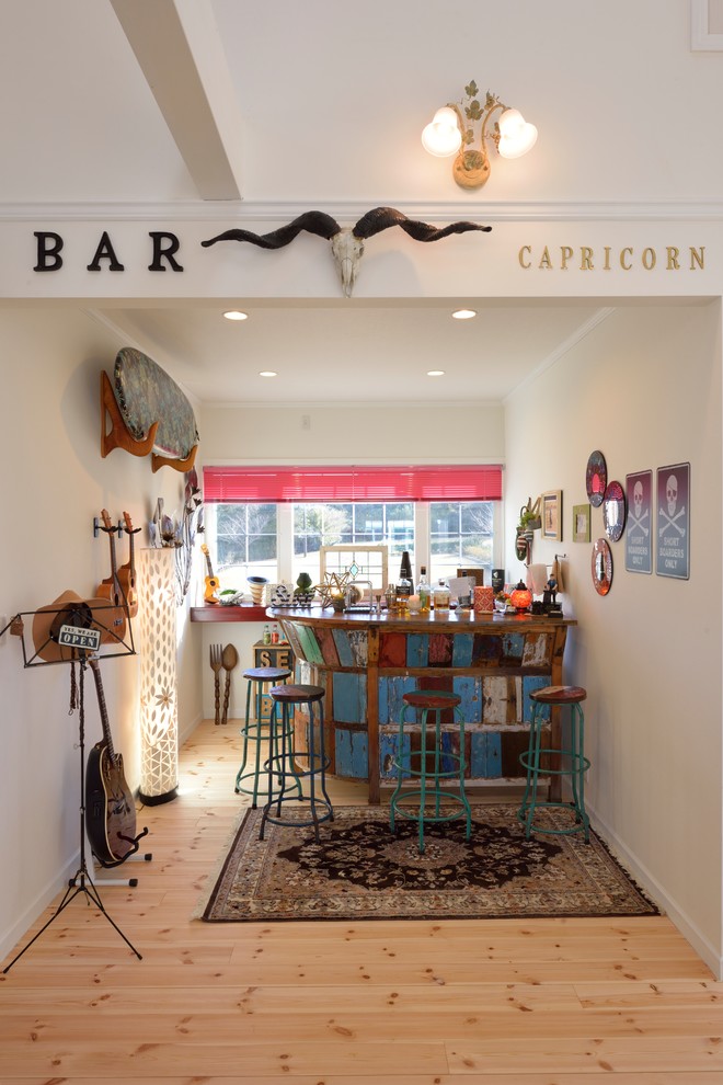 Стильный дизайн: домашний бар в стиле фьюжн с барной стойкой, деревянной столешницей, светлым паркетным полом и коричневым полом - последний тренд