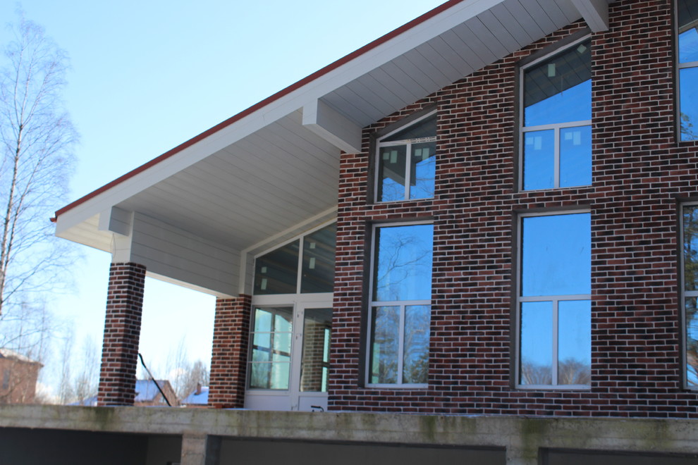 Большой загородный дом с видом на лес.