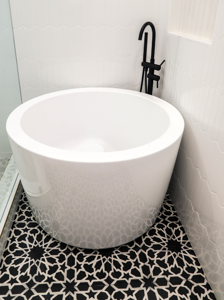 Idéer för att renovera ett mellanstort funkis grå grått badrum med dusch, med släta luckor, ett japanskt badkar, en hörndusch, en toalettstol med separat cisternkåpa, vit kakel, vita väggar, ett nedsänkt handfat, dusch med gångjärnsdörr, svarta skåp, keramikplattor, klinkergolv i keramik, bänkskiva i kvarts och svart golv