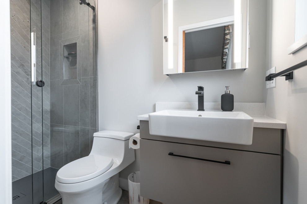 バンクーバーにあるミッドセンチュリースタイルのおしゃれな浴室の写真
