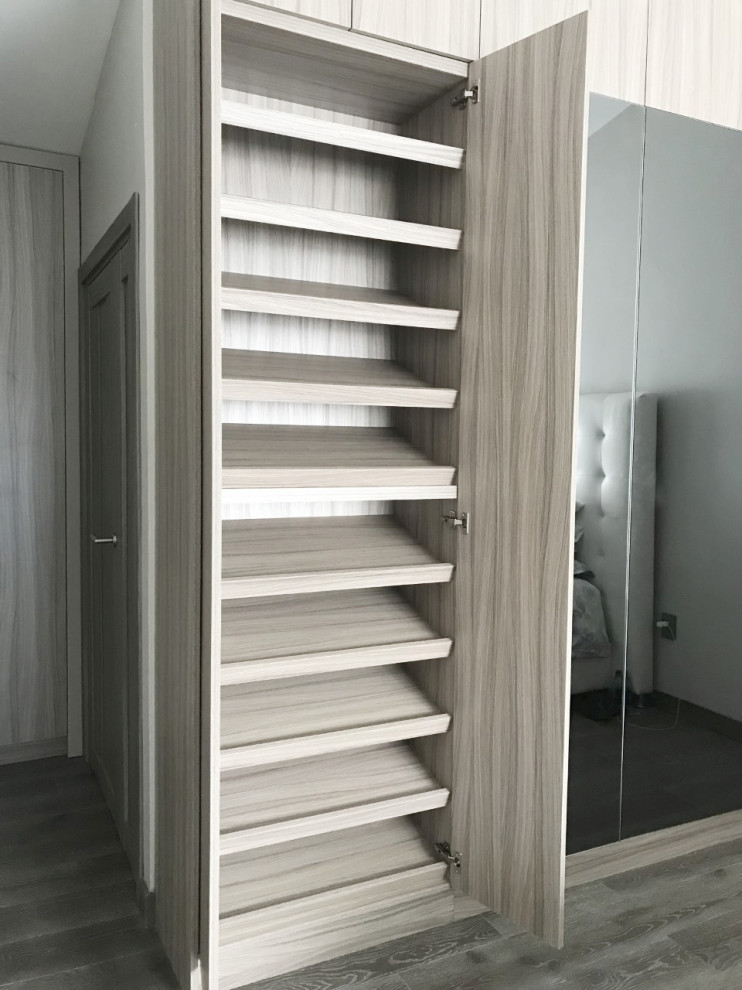 Foto de armario y vestidor unisex minimalista de tamaño medio con a medida, armarios tipo vitrina y puertas de armario de madera clara