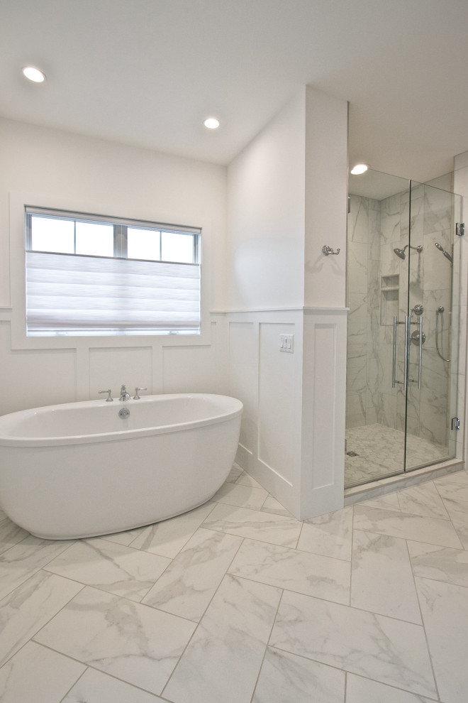 Idées déco pour une douche en alcôve classique avec un mur blanc, un sol en carrelage de porcelaine, un sol blanc, une cabine de douche à porte battante et une niche.