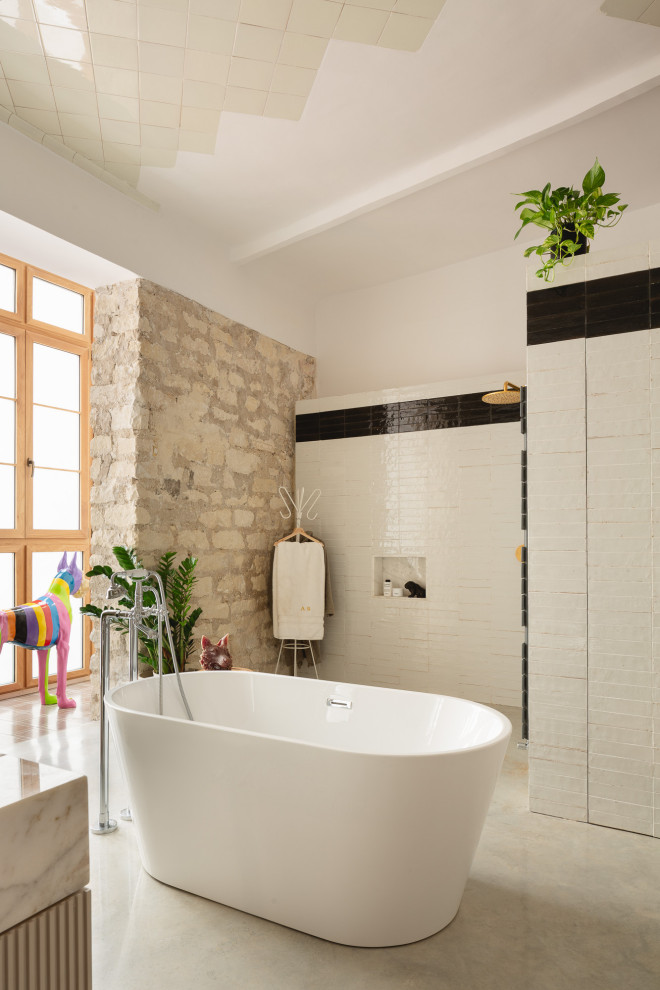 Стильный дизайн: большая ванная комната в современном стиле с бетонным полом - последний тренд