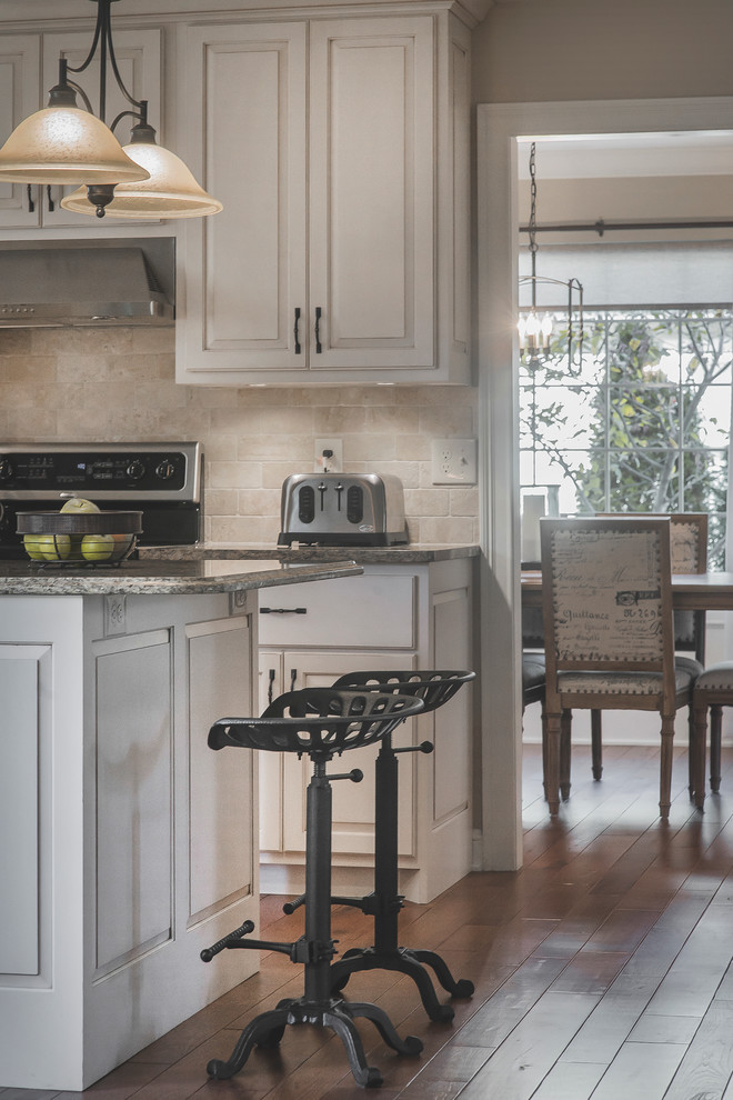 Transitional kitchen photo in Columbus with an island