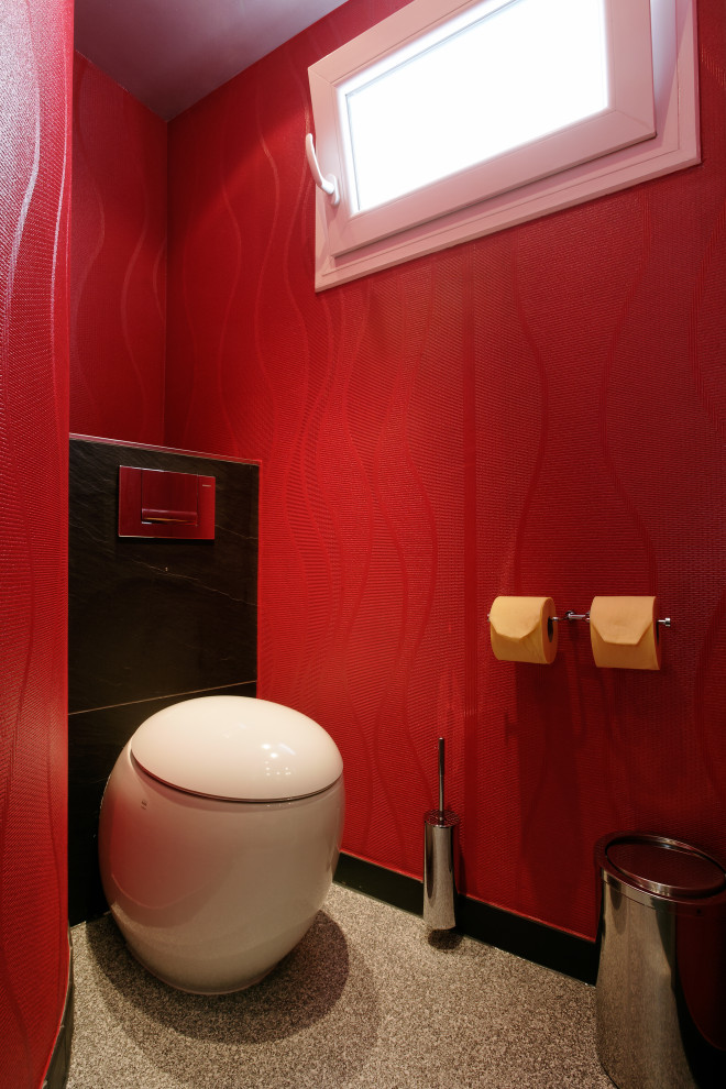 Immagine di un ampio bagno di servizio etnico con WC sospeso, piastrelle rosse, piastrelle di vetro, pareti nere, pavimento in ardesia, lavabo a consolle, top in vetro, pavimento nero, mobile bagno freestanding e soffitto ribassato