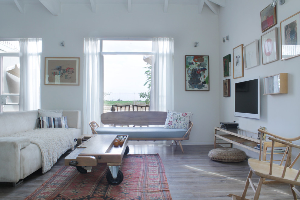 Eclectic family room in Tel Aviv with white walls.