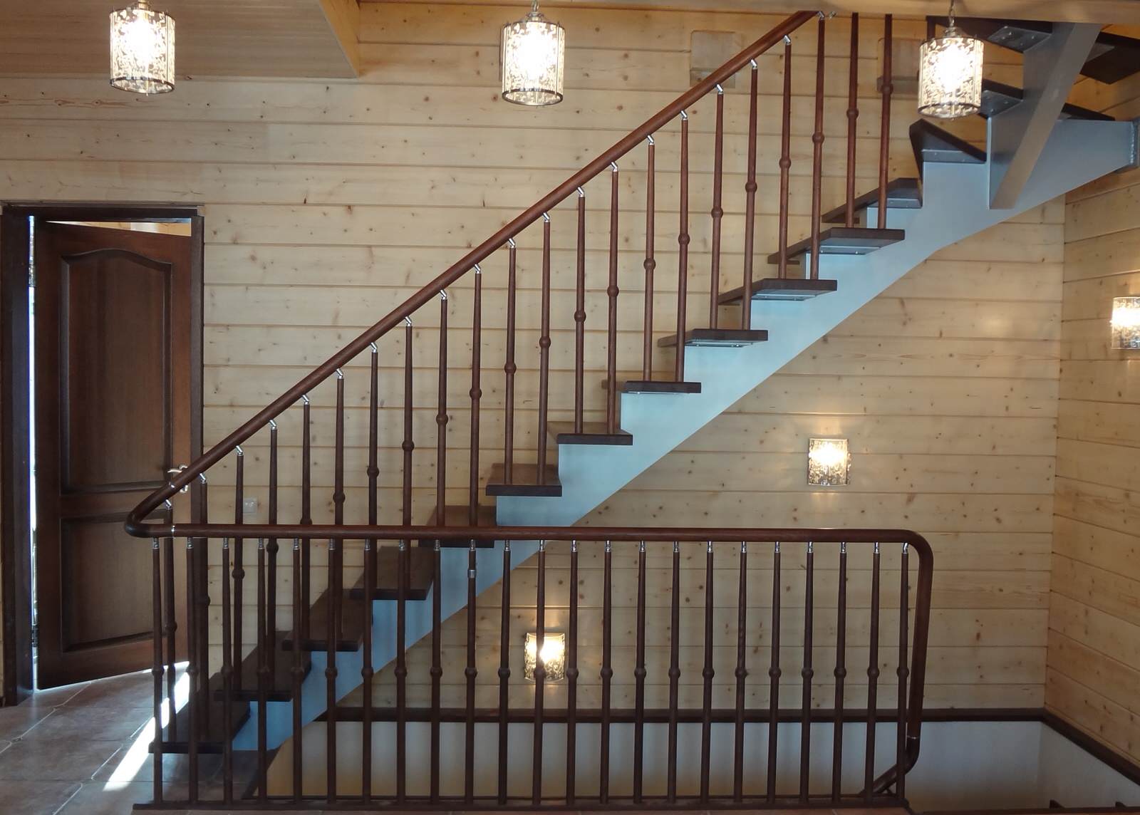 Лестница на второй этаж из дерева ясень. Самара пос. Малая царевщина.