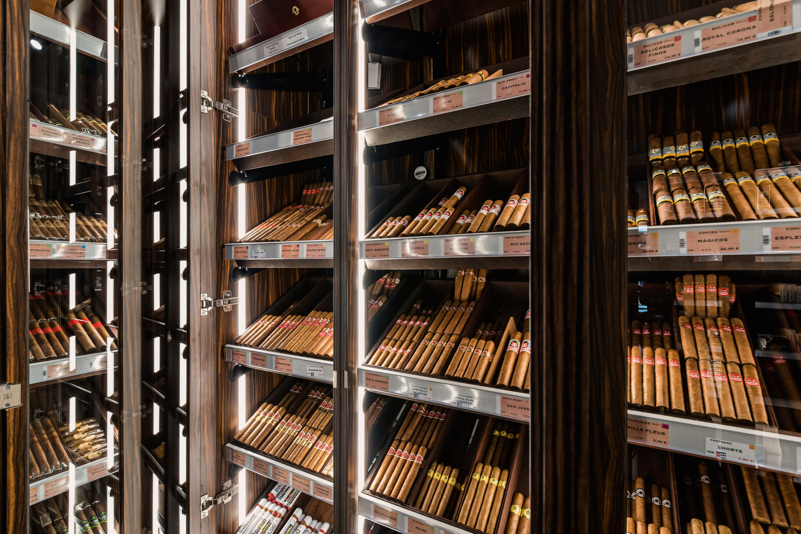 Concept Store spécialisé dans le Cigares de Luxe/Vape électronique/Spiritueux